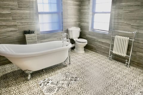 Deluxe Suite | Bathroom | Hair dryer, towels