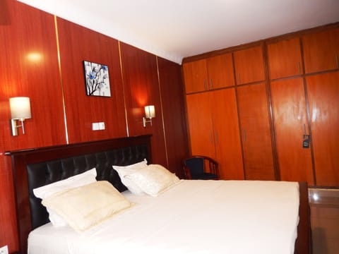 Standard Room | In-room safe, individually decorated, individually furnished, desk