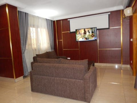 Business Studio Suite | In-room safe, individually decorated, individually furnished, desk