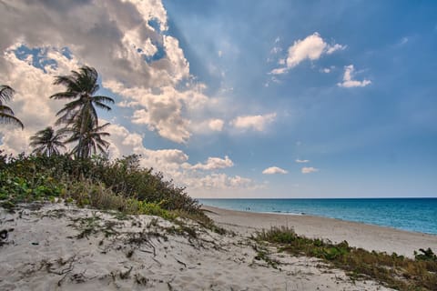 Beach nearby, white sand, 2 beach bars