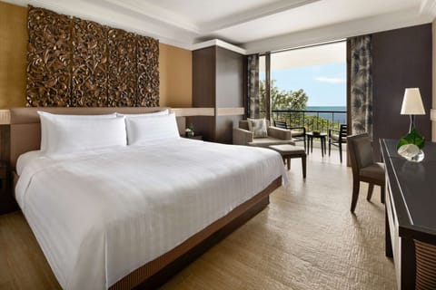 Executive Room, 1 King Bed, Sea View | Hypo-allergenic bedding, minibar, in-room safe, desk