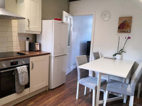 Standard House, 3 Bedrooms | Private kitchen | Oven, electric kettle, toaster, cookware/dishes/utensils