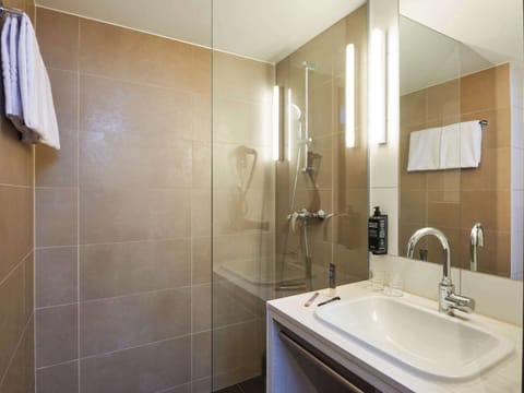 Standard Room, 1 Double Bed | Bathroom | Shower, eco-friendly toiletries, hair dryer, towels