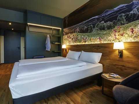 Standard Room, 1 Double Bed | Hypo-allergenic bedding, desk, laptop workspace, soundproofing