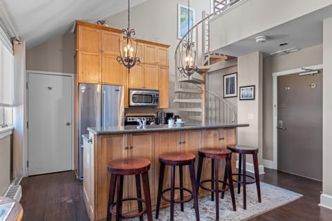 Enjoy casual dining and conversations at the kitchen counter. (40B)
