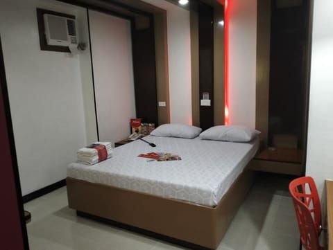 Deluxe Room, 1 Queen Bed (Deluxe Double Room) | Desk, free WiFi