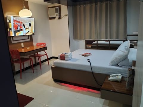 Executive Room (Executive Double Room) | Living area | 32-inch LED TV with cable channels, TV