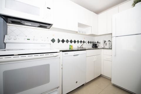 Classic Apartment, 1 Bedroom | Private kitchen | Microwave, oven, cleaning supplies