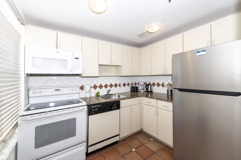 Classic Apartment | Private kitchen | Microwave, oven, cleaning supplies