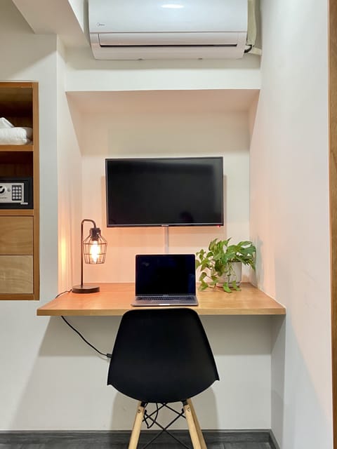 Standard Room | Desk, laptop workspace, iron/ironing board, free WiFi