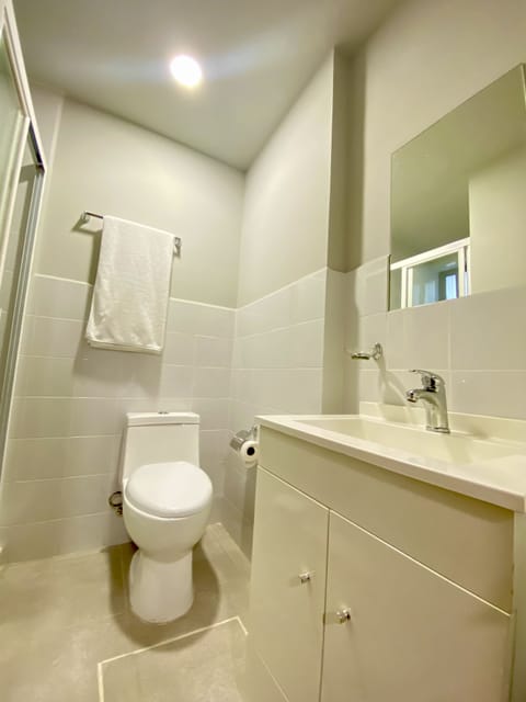 Grand Room | Bathroom | Shower, towels