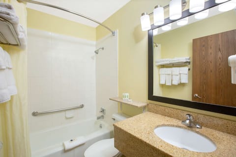 Combined shower/tub, free toiletries, hair dryer, towels