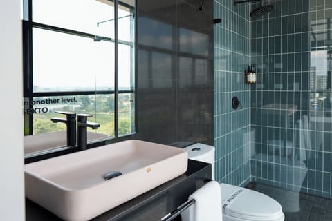 Luxury Suite | Bathroom | Shower, free toiletries, hair dryer, towels