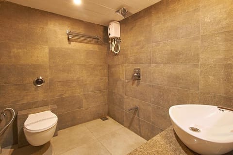 Deluxe Double Room | Bathroom | Shower, hair dryer, towels