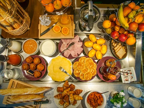 Buffet breakfast on weekdays (EUR 9.50 per person)