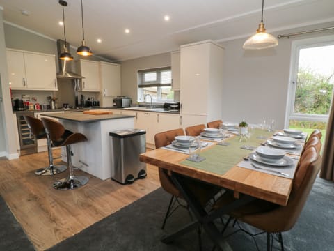Cottage | Private kitchen | Fridge, dishwasher, electric kettle, toaster