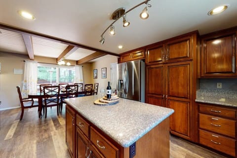 Flow from the kitchen to dining table to back deck bbq grill area