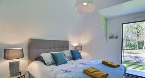 2 bedrooms, premium bedding, memory foam beds, desk