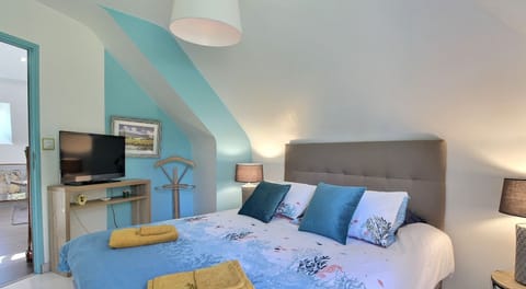 2 bedrooms, premium bedding, memory foam beds, desk