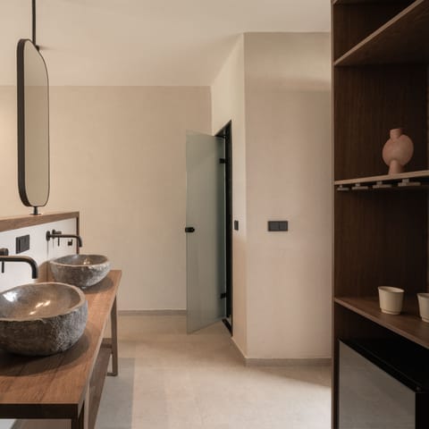 Shower, hair dryer, bathrobes, slippers