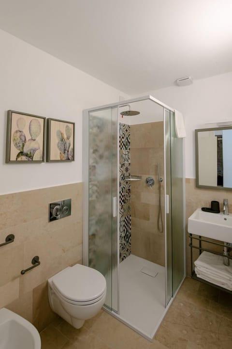 Deluxe Room | Bathroom | Shower, rainfall showerhead, hair dryer, bidet