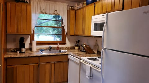 Premier Cottage | Private kitchen | Full-size fridge, microwave, oven, stovetop