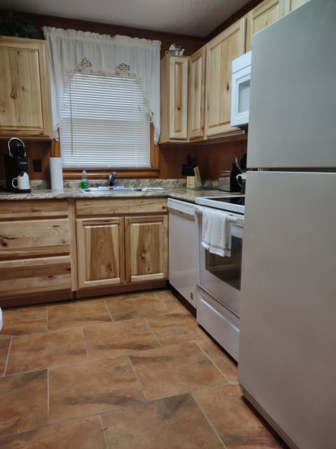 Premier Cottage | Private kitchen | Full-size fridge, microwave, oven, stovetop