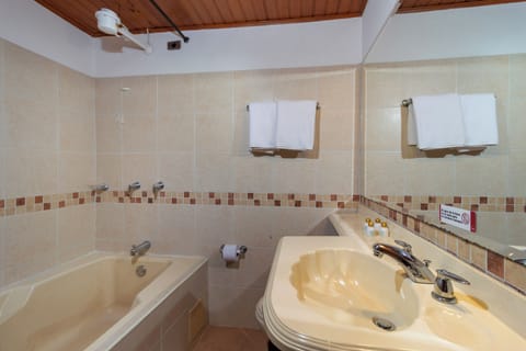 Standard Double Room | Bathroom | Shower, rainfall showerhead, towels