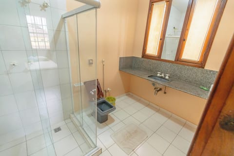 Deluxe Quadruple Room | Bathroom | Shower, towels
