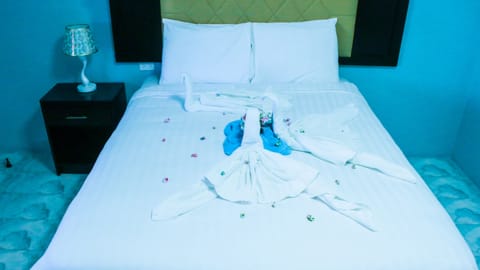 Deluxe Room, 1 Queen Bed | Iron/ironing board, free WiFi, bed sheets