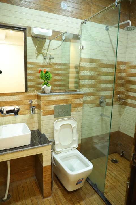 Apartment, 3 Bedrooms, Accessible, Smoking | Bathroom