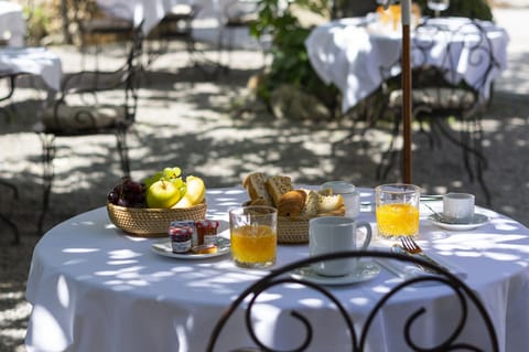 Daily continental breakfast (EUR 18 per person)