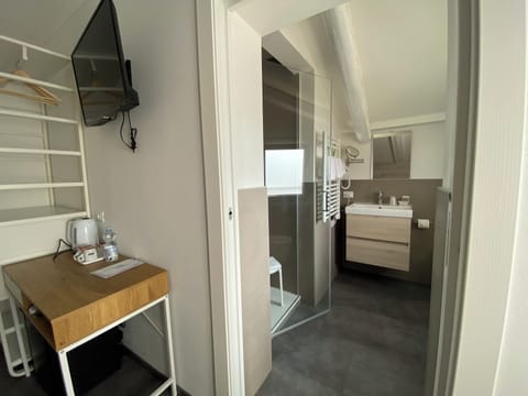 Double Room | Bathroom | Shower, rainfall showerhead, hair dryer, bidet