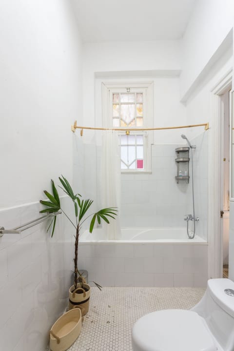 Deluxe Apartment | Bathroom | Free toiletries, soap, toilet paper