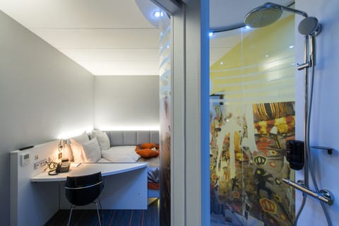 Standard Room, 1 Queen Bed | Premium bedding, pillowtop beds, in-room safe, individually decorated