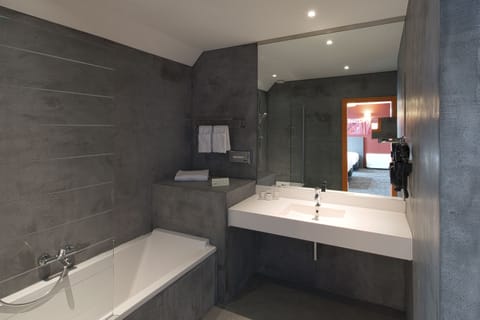 Rainfall showerhead, free toiletries, hair dryer, towels