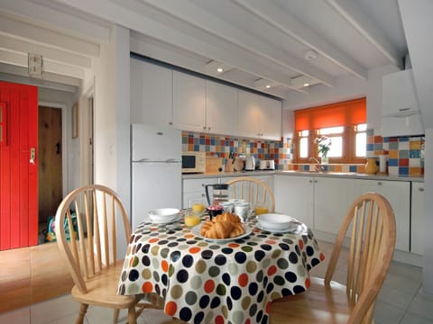 Kitchen area | Ria’s Cottage, Landshipping