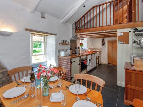 Interior | Ffynnonddewi Farmhouse - Farm House Cottages, Solva, near St Davids