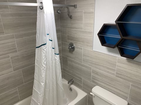 Combined shower/tub, hair dryer, towels