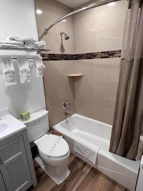 Deluxe Room Two Queen Beds and sofabed | Bathroom | Combined shower/tub, free toiletries, hair dryer, towels