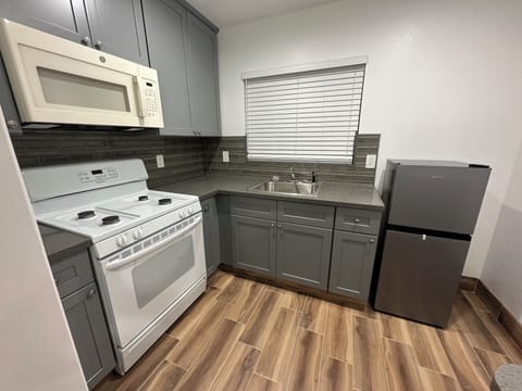 Studio Suite, Kitchen | Private kitchen | Fridge, microwave