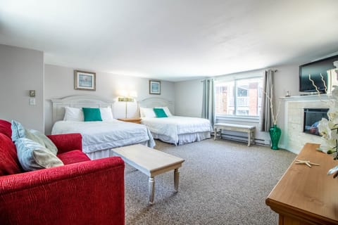 Romantic Suite, 1 Bedroom, Jetted Tub, Pool View | Premium bedding, down comforters, pillowtop beds, individually decorated
