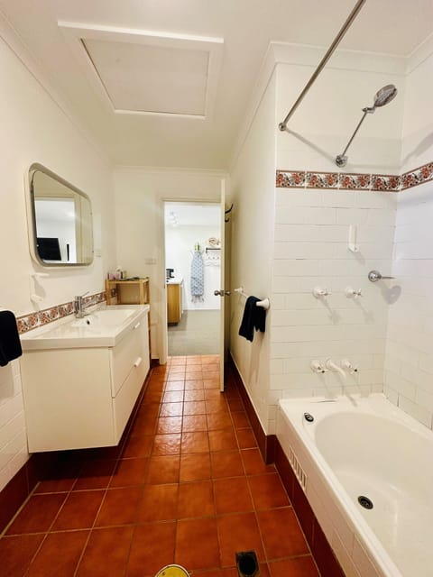 Courtyard Executive Family Room | Bathroom | Free toiletries, hair dryer, towels