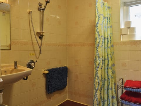 Shower room | Madog&rsquo;s Wells - Wrens Nest, Llanfair Caereinion, nr. Welshpool
