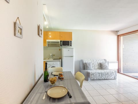 Sky, Plant, Building, Daytime, Property, Window, Tree, Architecture, Urban Design, Leisure