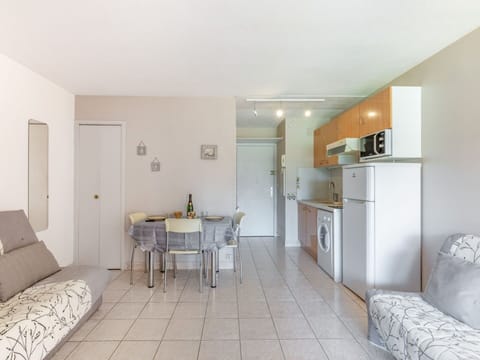 Sky, Plant, Building, Daytime, Property, Window, Tree, Architecture, Urban Design, Leisure