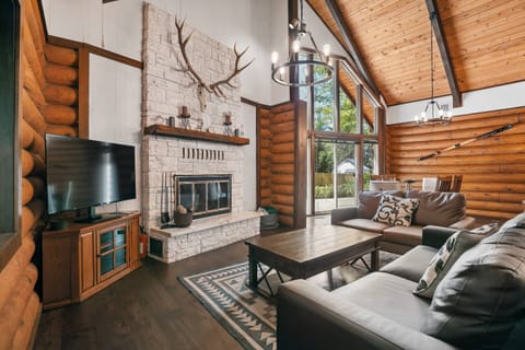 Welcome to The Fernwood! Please enjoy this one of a kind rental Mt Hood in the heart of Brightwood, OR.