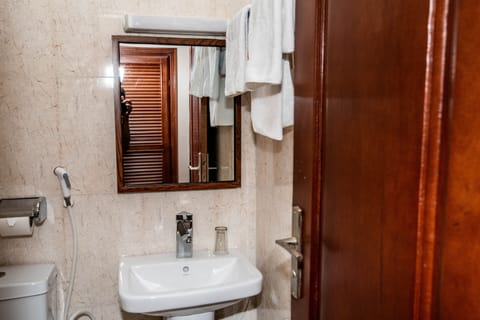 Premium Room | Bathroom | Shower, rainfall showerhead, towels