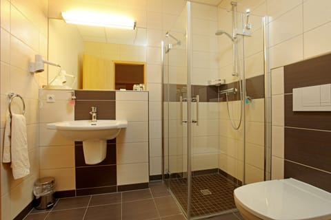 Standard Double Room | Bathroom | Shower, hair dryer, towels