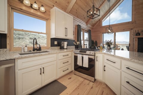 Cabin, 4 Bedrooms | Private kitchen | Fridge, oven, stovetop, coffee/tea maker